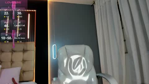 Snapshot of amara_lune chatting on June 29, 2:17 pm online show from June 29, 2:17 pm