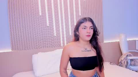 Snapshot of amara_lune chatting on July 15, 3:23 am online show from July 15, 3:23 am