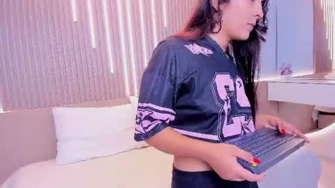 Snapshot of amara_lune chatting on July 16, 3:23 am online show from July 16, 3:23 am