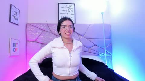 amara velle  online show from April 11, 1:04 pm
