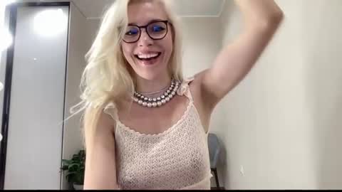Snapshot of amazingkelly chatting on August 1, 9:19 am Kelly online show from August 1, 9:19 am