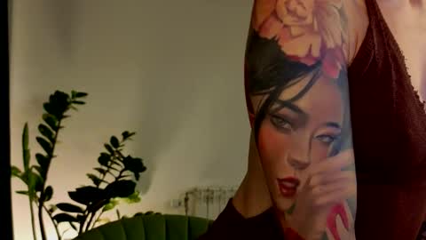 Snapshot of ambientmoon chatting on December 22, 12:24 pm Moon inst 4mbientmoon online show from December 22, 12:24 pm