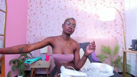 Snapshot of amelia_adms chatting on November 12, 7:35 pm Amelia Adams online show from November 12, 7:35 pm