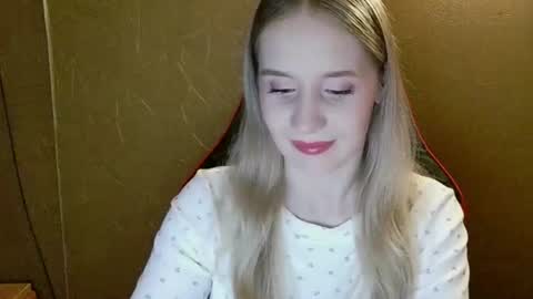 Snapshot of ameliaa333 chatting on July 8, 8:24 pm Amelia online show from July 8, 8:24 pm