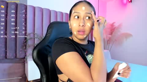 Snapshot of amelyamann chatting on February 7, 12:17 pm online show from February 7, 12:17 pm