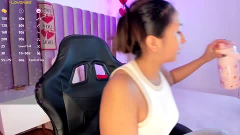 Snapshot of amelyamann chatting on February 16, 12:21 pm online show from February 16, 12:21 pm