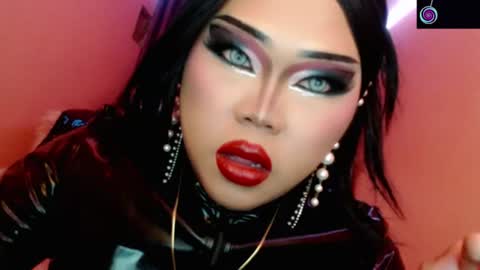 Snapshot of amiadoll chatting on June 12, 1:10 pm Queen Mireska online show from June 12, 1:10 pm