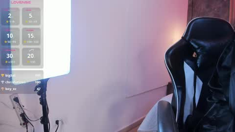 Snapshot of amiee_kovva chatting on April 19, 6:10 pm Amiee online show from April 19, 6:10 pm