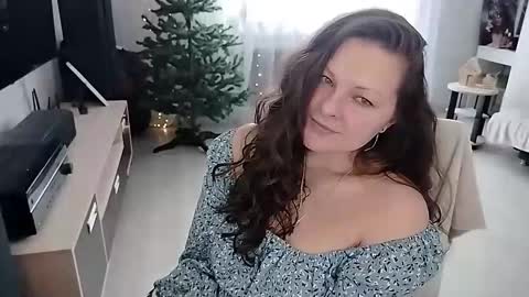 Snapshot of amilafran chatting on February 15, 7:51 am Mila online show from February 15, 7:51 am