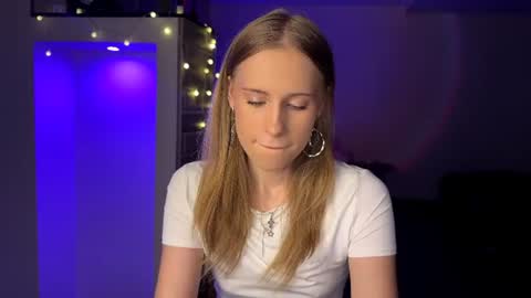 Snapshot of amily_sunray chatting on August 5, 4:54 pm Amily online show from August 5, 4:54 pm