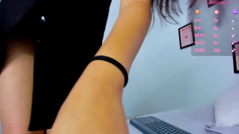 Snapshot of ammy_v chatting on January 25, 1:19 pm Lu online show from January 25, 1:19 pm