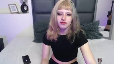 Snapshot of amnesiia_ chatting on September 16, 1:23 pm Amnesia online show from September 16, 1:23 pm