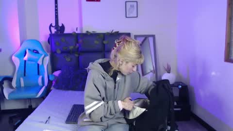 Snapshot of amnesiia_ chatting on October 6, 12:35 pm Amnesia online show from October 6, 12:35 pm