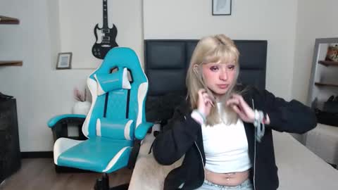 Snapshot of amnesiia_ chatting on November 19, 12:49 pm Amnesia online show from November 19, 12:49 pm