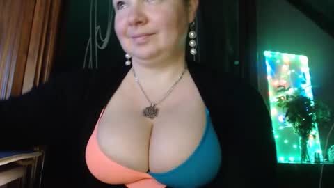 Snapshot of amorelara chatting on December 10, 5:50 am amorelara online show from December 10, 5:50 am