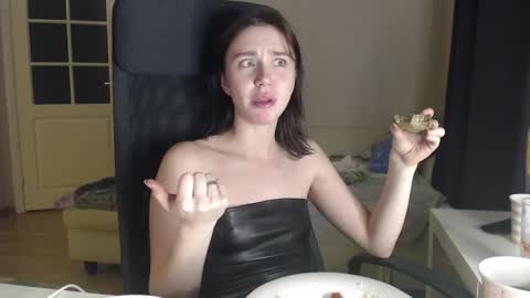 Snapshot of amoremeoww chatting on December 28, 7:33 pm miss unforgettable online show from December 28, 7:33 pm