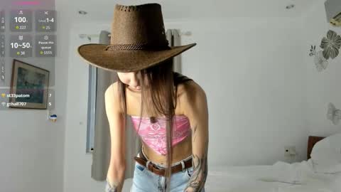 Snapshot of amy_alle chatting on October 30, 12:34 am Amy online show from October 30, 12:34 am