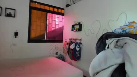 Snapshot of amy_and_eloise chatting on October 4, 4:16 pm AmyEloise online show from October 4, 4:16 pm
