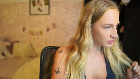 Snapshot of amy_johns_ chatting on November 12, 9:10 am amy_johns_ online show from November 12, 9:10 am