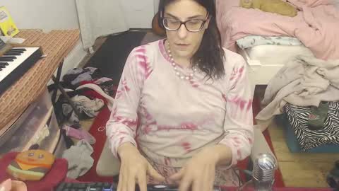 Snapshot of amyattack chatting on March 4, 10:46 am Trashely Gimpson online show from March 4, 10:46 am