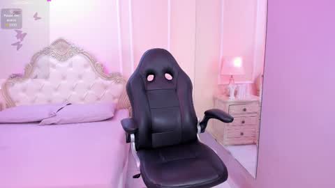 Snapshot of amyblackwood chatting on October 6, 7:33 pm Amy online show from October 6, 7:33 pm