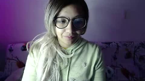 Snapshot of amycosplay99 chatting on January 1, 2:20 pm amycosplay99 online show from January 1, 2:20 pm