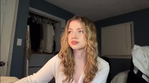 Snapshot of amyjj chatting on November 18, 6:40 am Amy online show from November 18, 6:40 am