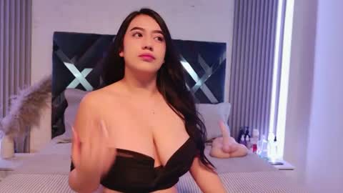 amytorres_ online show from July 18, 3:49 pm