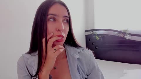 Snapshot of ana_castilo chatting on March 10, 1:21 pm Ana IG an castillo 1 online show from March 10, 1:21 pm