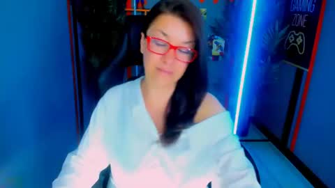 Snapshot of ana_mills chatting on June 12, 10:19 pm Ana online show from June 12, 10:19 pm