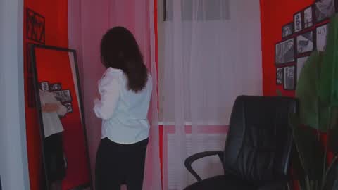 Snapshot of ana_mills chatting on June 17, 9:05 pm Ana online show from June 17, 9:05 pm