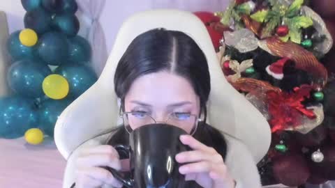 Snapshot of ana_ruuh chatting on December 9, 9:58 pm Im anna but you can call me as you want online show from December 9, 9:58 pm