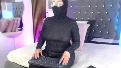 Snapshot of anaa_moon chatting on June 24, 4:22 am Ana Moon online show from June 24, 4:22 am