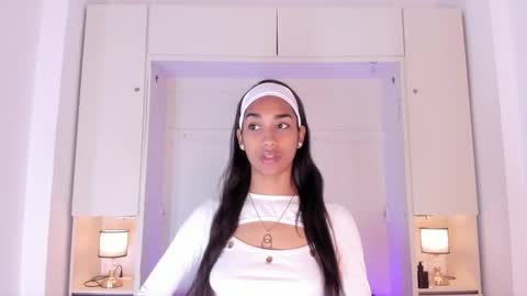 anaacollins_ online show from October 13, 11:32 am