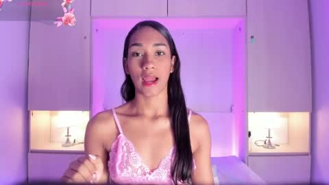 anaacollins_ online show from April 1, 11:33 am