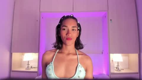 anaacollins_ online show from April 30, 12:11 pm