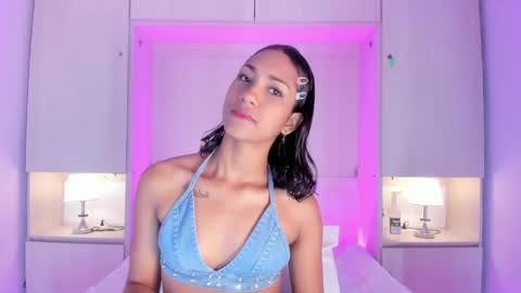 anaacollins_ online show from June 7, 11:36 am