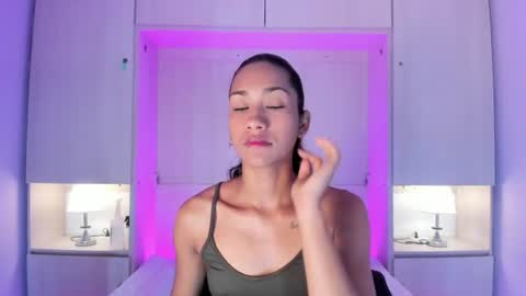 anaacollins_ online show from June 13, 11:30 am