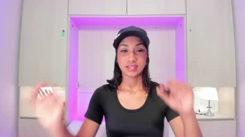 anaacollins_ online show from June 17, 11:34 am