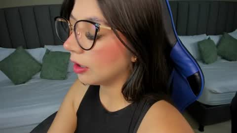 Snapshot of anagil_ chatting on June 10, 1:54 pm A N A online show from June 10, 1:54 pm