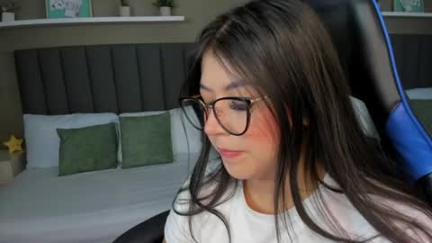 Snapshot of anagil_ chatting on June 26, 2:43 pm A N A online show from June 26, 2:43 pm