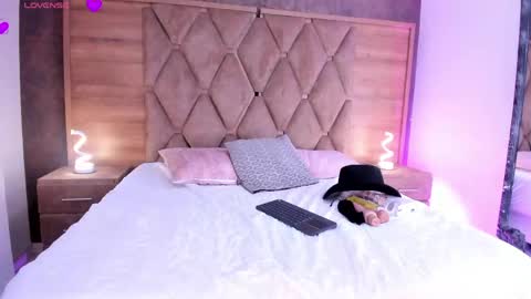 Snapshot of anaiaclarck chatting on May 19, 3:24 am Im Sara online show from May 19, 3:24 am