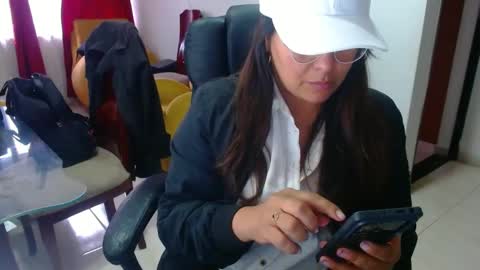 Snapshot of anaids_dam chatting on December 18, 8:57 pm anaids online show from December 18, 8:57 pm