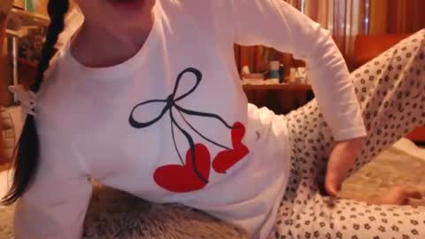 Snapshot of andrasweetie chatting on June 13, 1:42 pm Andra online show from June 13, 1:42 pm