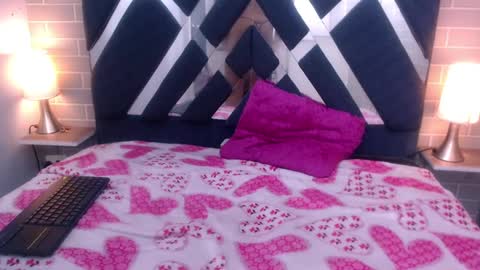 Snapshot of andrea_gill_ chatting on February 15, 6:55 pm Andres Gil online show from February 15, 6:55 pm