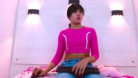 Snapshot of andrea_gill_ chatting on November 11, 12:05 pm Andres Gil online show from November 11, 12:05 pm