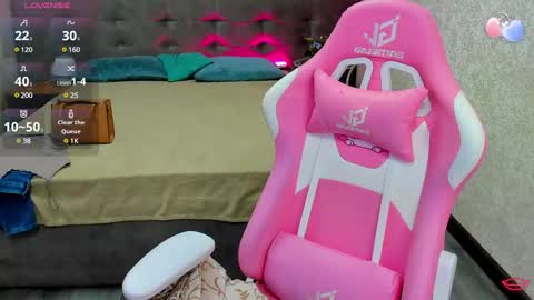 Snapshot of andrea_svel chatting on February 14, 1:02 am Andrea hereGMT7Mon Tue Wen ThFri Sat Su 0300am-0900am. online show from February 14, 1:02 am