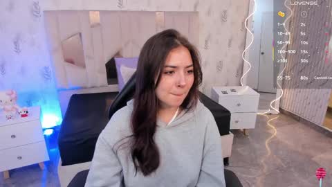 Snapshot of andrea_tay1 chatting on June 6, 11:37 am andrea_tay1 online show from June 6, 11:37 am