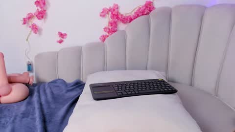 Andrea online show from December 5, 5:50 pm