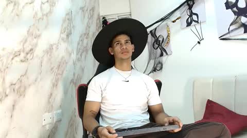 andres_stud online show from October 20, 4:46 am